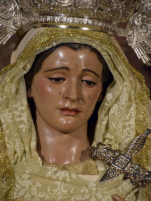 El blanco de la Virgen de las Tristezas de la Hermandad de la Vera+cruz.