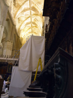 El doctor en Bellas Arte Pedro Franco acomete los trabajos preventivos de los muebles de sillería en la Catedral de Sevilla.
