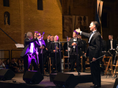 La plaza Virgen de los Reyes fue escenario del concierto de víspera.