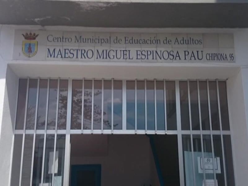 Entrada del Centro Municipal de Educación de Adultos Maestro Miguel Espinosa PAU, Chipiona 95.