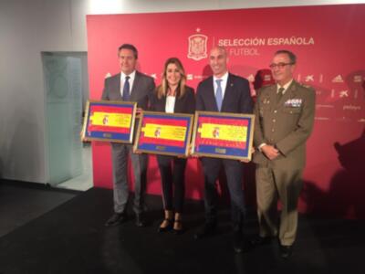 Entrega de Banderas por parte del Jefe de la Fuerza  Terrestre a la Presidenta de la Junta de Andalucía, al  Alcalde de Sevilla y al Presidente FEF