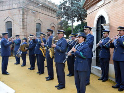 El ejército de los del Aire ofreció una corona de flores en memoria de los difuntos en el cementerio de San Fernando de Sevilla.