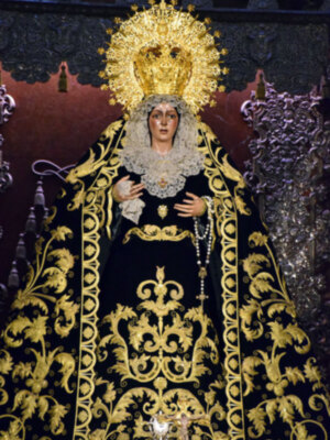 La tradición de vestir a la Macarena de luto en el mes de los difuntos.
