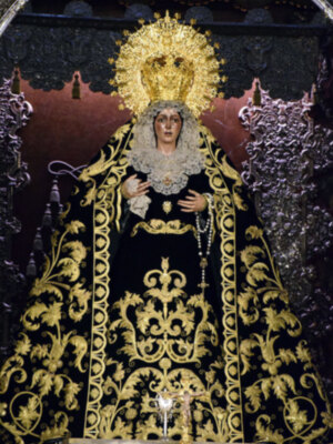 Como cada año las imágenes sevillanas se visten de luto por la fiesta de Todos los Difuntos.