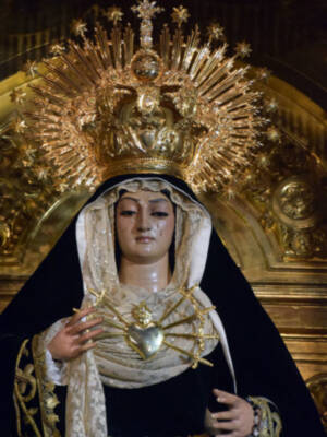 Noviembre vistió a la Virgen de los Dolores de luto.