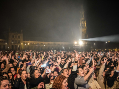 18.000 personas llenan la Plaza de España con motivo del concierto de Manuel Carrasco “La Cruz del Mapa”