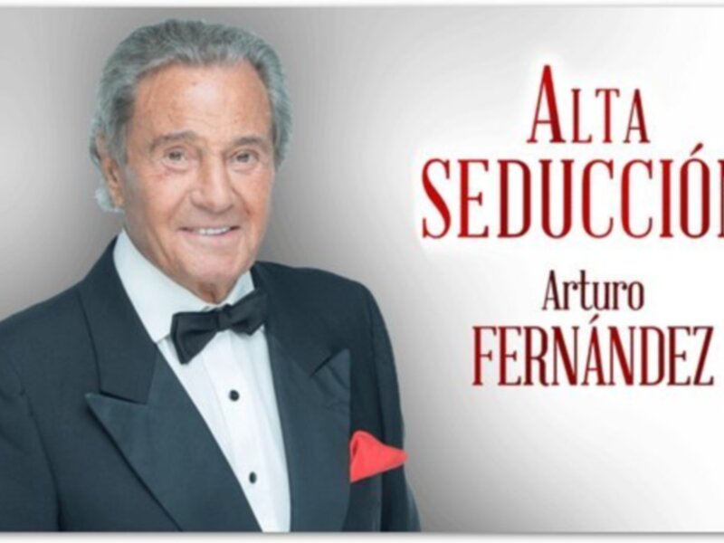 Arturo Fernández, el legendario actor y cantante mexicano, en un elegante traje de gala con el texto 'Seducción' y su nombre en rojo.