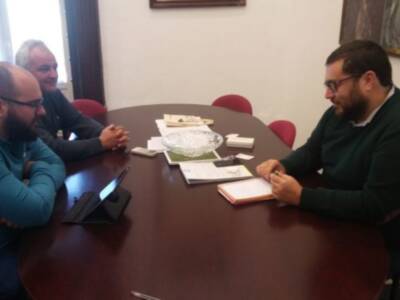 Rafael Pastorino anuncia el compromiso de la Diputación de apoyar la financiación de la sustitución del césped artificial del campo de fútbol