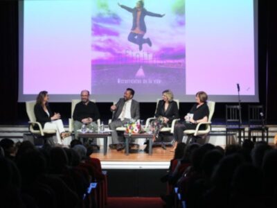 Emotiva presentación del libro ‘Anónimos infinitos’,de Marina Bernal, con lleno absoluto de mas de 300 personas en Sevilla