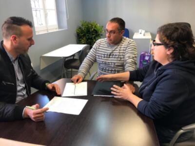 Javier Díaz recibe la propuesta de la comunidad de regantes Pinar de la Villa para instalar en su red un sistema contraincendios