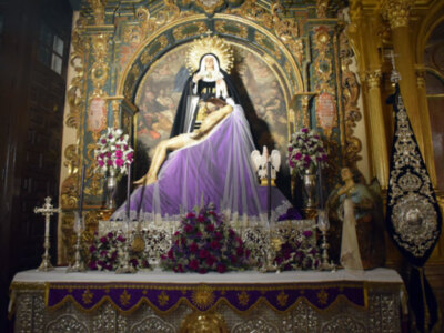 Imagen inédita del altar provisional de la Hermandad de la Soledad en la Parroquia de Alcalá del Río.