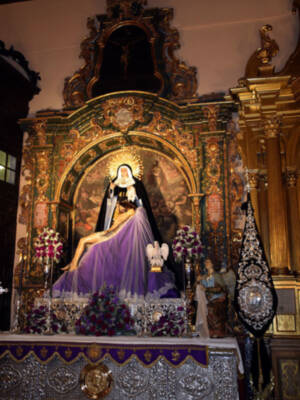 Imagen inédita del altar provisional de la Hermandad de la Soledad en la Parroquia de Alcalá del Río.