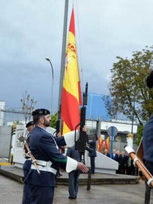 Solemne acto de izado de bandera en reconocimiento al sector turístico de Sevilla.
