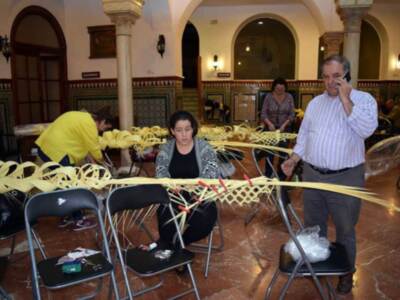 Taller de rizado de palmas  blancas en el Círculo mercantil de Sevilla.