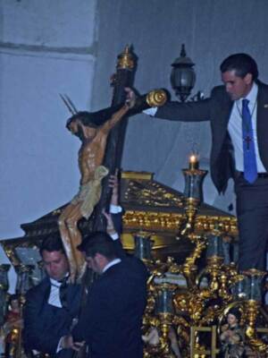 Solemne Viacrucis y posterior subida del Stmo. Cristo de la Vera-cruz de Alcalá del Río a su paso procesional.