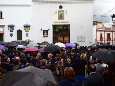 El viernes Santo la lluvia no respetó la salida de la cofradía de la Soledad de Alcalá del Río.