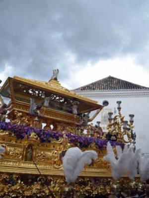 La lluvia impide salir a su hora la procesión de la Soledad el Viernes Santo.