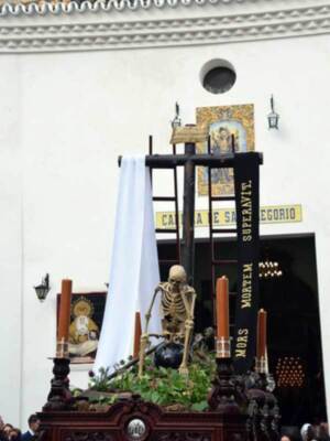 La lluvia complicó la procesión del viernes santo de Alcalá del Río.