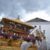 La lluvia impide salir a su hora la procesión de la Soledad el Viernes Santo.