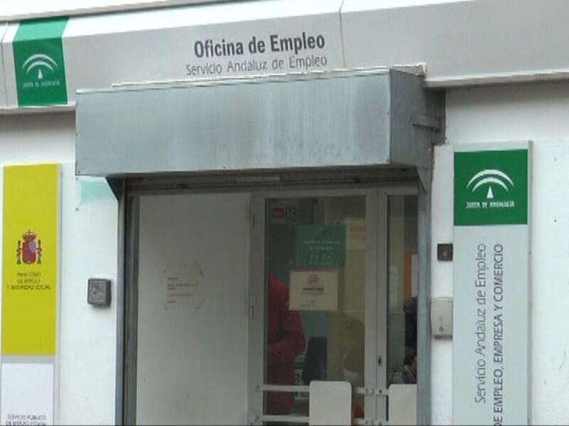 Oficina de Empleo con bandera española y logotipo del Servicio Andaluz de Empleo.