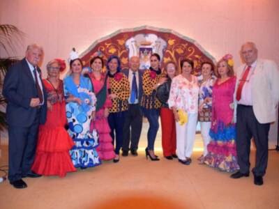 El grupo de la compañía de teatro de aficionado Ofelia Nieto disfrutando de la Feria de Sevilla.