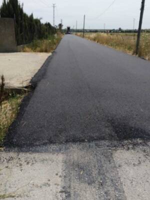 El Ayuntamiento de Chipiona reasfalta un tramo de 700 metros lineales del camino del Alcornocal