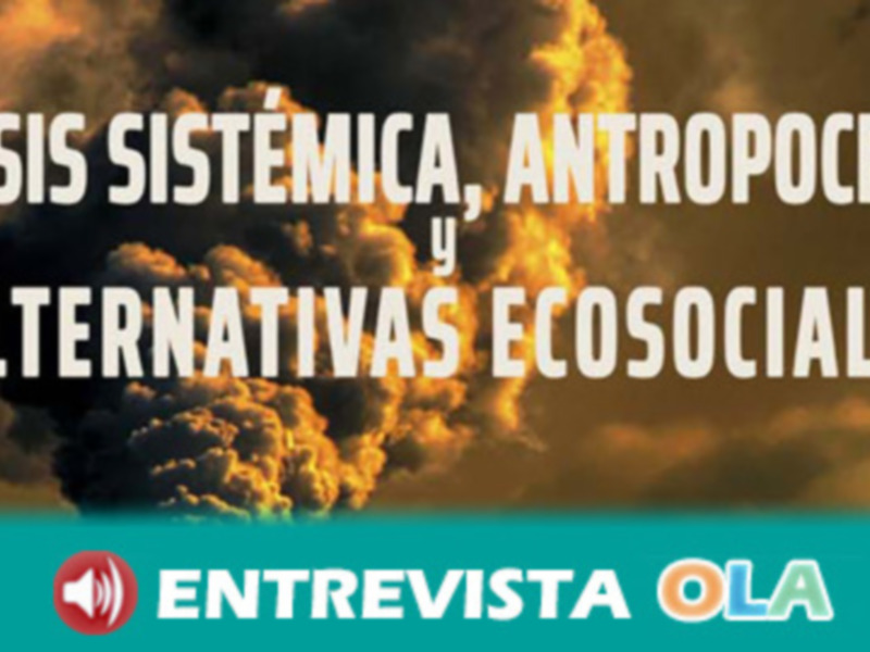 Un texto informativo sobre una crisis sistémica antropocénica, enfatizando la necesidad de alternativas ecosociales. El fondo tiene un tono naranja y verde, simbolizando la naturaleza y el cambio climático. La fuente es Entrevista Ola, con un logo de radio en la parte inferior derecha.