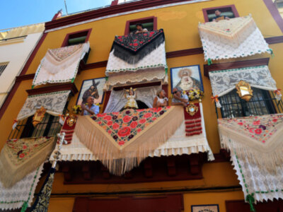 Triana se engalana para recibir a  Jesús Sacramentado.