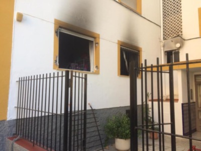 La rápida actuación de un vecino y de la Policía Local hace posible el rescate de cuatro personas en un incendio en Virgen de Palomares