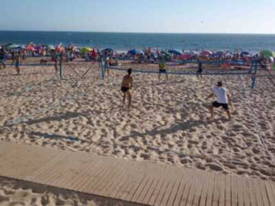 El tenis playa presenta sus credenciales para convertirse en un importante referente deportivo en las playas chipioneras