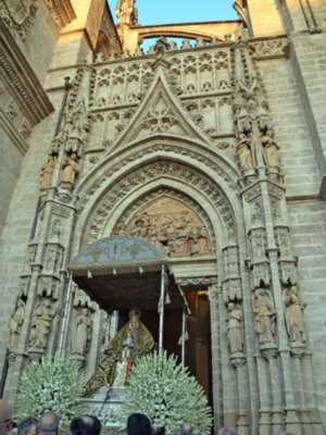 Miles de fieles  asistieron a la procesión  de la Virgen de  los Reyes patrona de Sevilla y su archidiócesis.