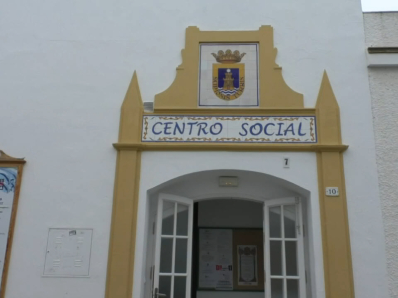 Entrada del Centro Social con escudo y letrero en azulejos blancos y azules.