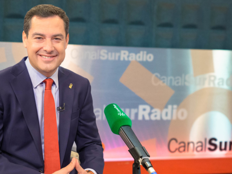 Presentador en Canal Sur Radio, en un estudio de radio bien iluminado.