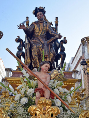 San Gregorio de Osset paseó por las calles de la villa de Alcalá del Río en la procesión de bajada.