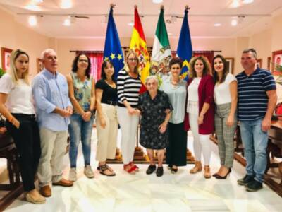 Purificación Fernández Romero homenajeada en el día de las personas de edad por ser la mujer más mayor de Chipiona a sus casi 102 años
