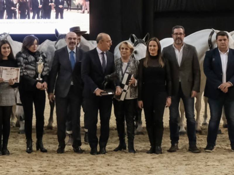 Premiación en un evento ecuestre con ganadores y autoridades presentes.