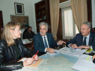Ruiz Boix y Luis Mario Aparcero analizan la gestión tributaria de Chipiona