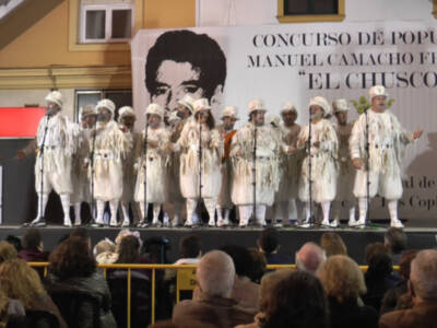 La comparsa de Marcos García y la chirigota del ‘Kiski’ alcanzan 14 y 6 años pisando las tablas del Falla