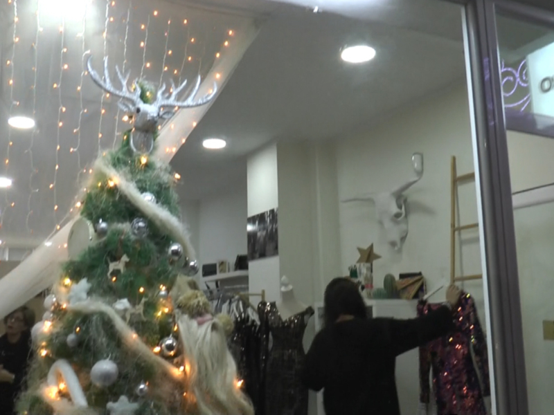 Árbol de Navidad decorado con luces y adornos, en un ambiente festivo.