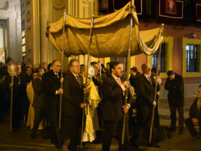 Tras La Eucaristía en la Basílica del Gran Poder, se celebró la Procesión Claustral,por la plaza de San Lorenzo.