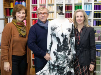 El diseñador Jasper Conran visita el taller de Lina 1960
