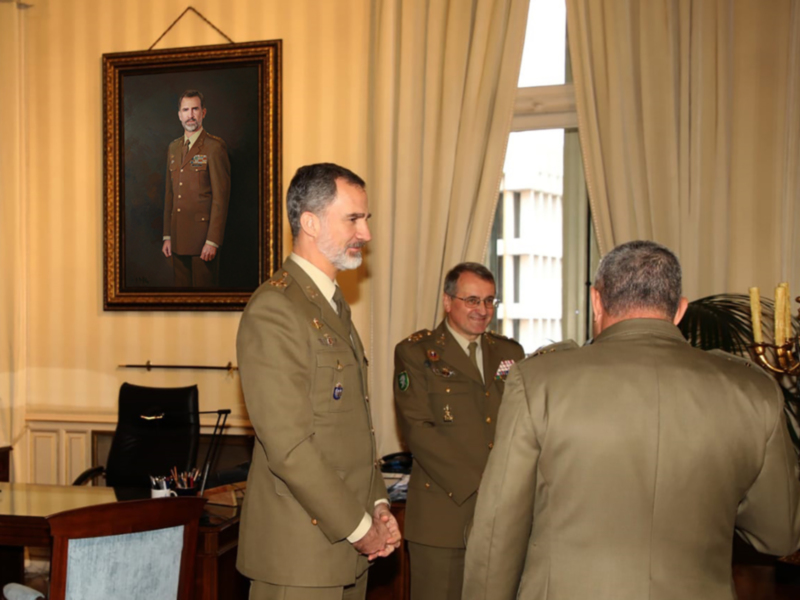 Reunión oficial entre militares en un entorno formal, con retrato del Rey Felipe VI en el fondo.