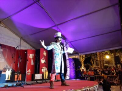 Cristóbal Santos abre el carnaval de Chipiona con un pregón ‘de película’ que transitó de lo personal a lo reinvindicativo