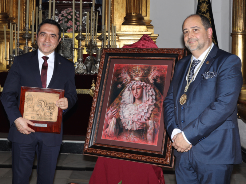 Celebración de 120 años de hermandad con la imagen de la Virgen de la Esperanza en un templo.