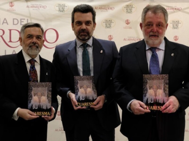 Tres hombres en trajes de negocios sostienen libros con el título "Cuarenta" frente a un fondo blanco con logos de Albarbero.
