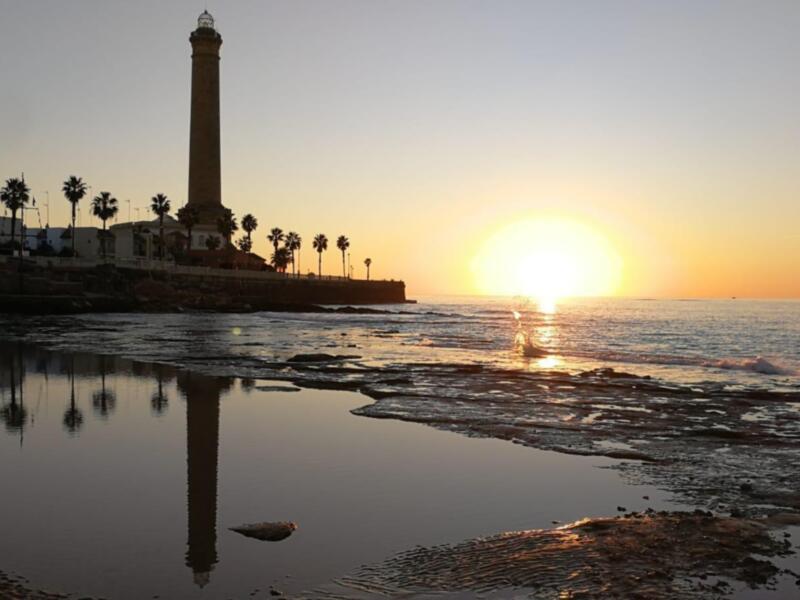 Puesta de sol en el Faro de Chipiona, Cádiz, España.