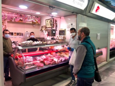 Reparto de mascarillas entre los detallistas de los mercados de abastos de Cádiz