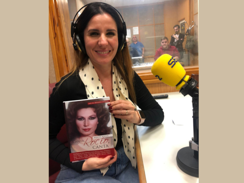 Entrevista en radio con Marina Bernal presentando su libro 'Canta, Rocío, Canta'.