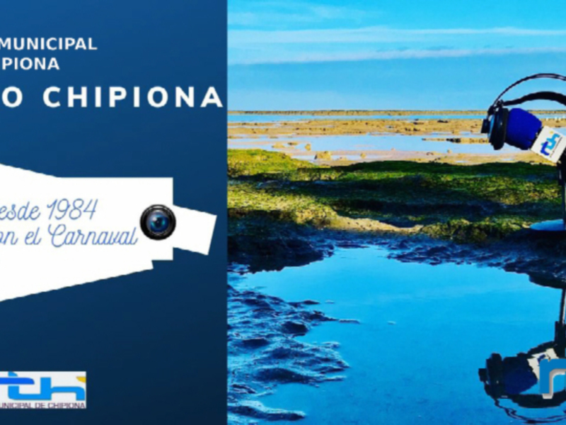Micrófono y auriculares en un entorno natural, promocionando RTV Municipal Chipiona desde 1984 con el Carnaval.
