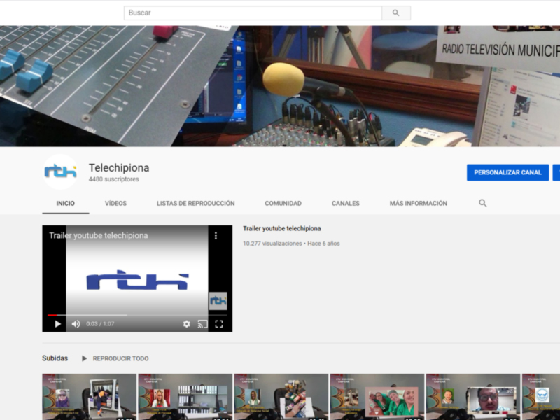 La página de inicio del canal de YouTube "Telechippiona" en el municipio de Chipiona. Se puede ver un banner con la imagen del escritorio de una radio local, junto a un micrófono y un teclado. La página incluye opciones para buscar videos, ver la reproducción de videos en vivo y navegar por las categorías del canal.